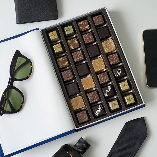 "Книга" набор конфет ассорти, банановое суфле, мягкий грильяж, мармелад апельсиновый (мужская синяя коллекция)