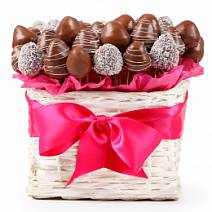 Корзина набор свежей клубники в шоколаде с декором