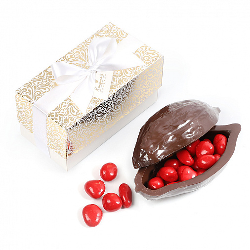 Какао-боб из горького шоколада с драже клубника в белом шоколаде красного цвета 