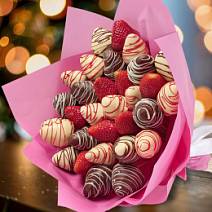 Свежая клубника в шоколаде букет 940г розовый