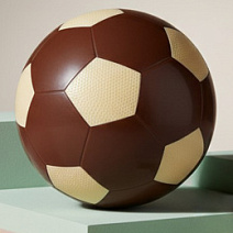 "Футбольный мяч" скульптура молочный и белый  шоколад