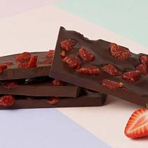 Горький шоколад с клубникой (ломаный)