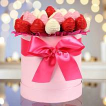 Свежая клубника в шоколаде 1360г в шляпной коробке