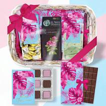 Подарочная корзина: шоколад, конфеты глазированные, шоколадные конфеты "Ассорти", чай