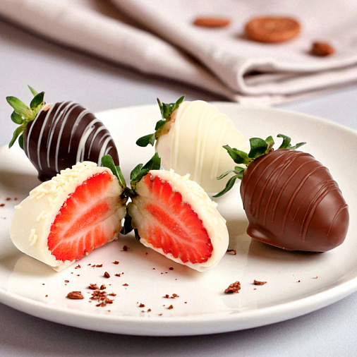 Корзина свежей клубники в шоколаде с декором 650г