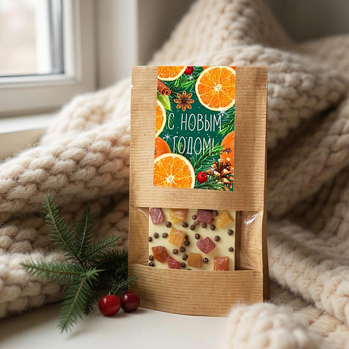 Новогодний шоколад белый с рисовыми шоколадными шариками, цукатами папайи 55г