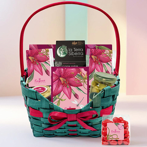 Подарочная корзина: драже, шоколадные конфеты "Ассорти", чай, варенье, оливки