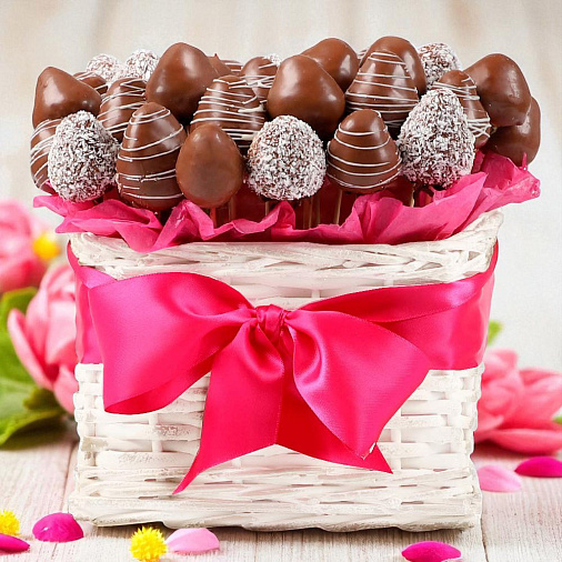 Свежая клубника в шоколаде корзина 1150г