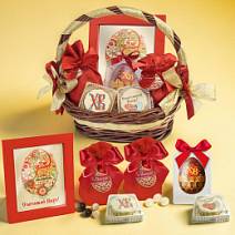 Пасхальная корзина с шоколадом и конфетами